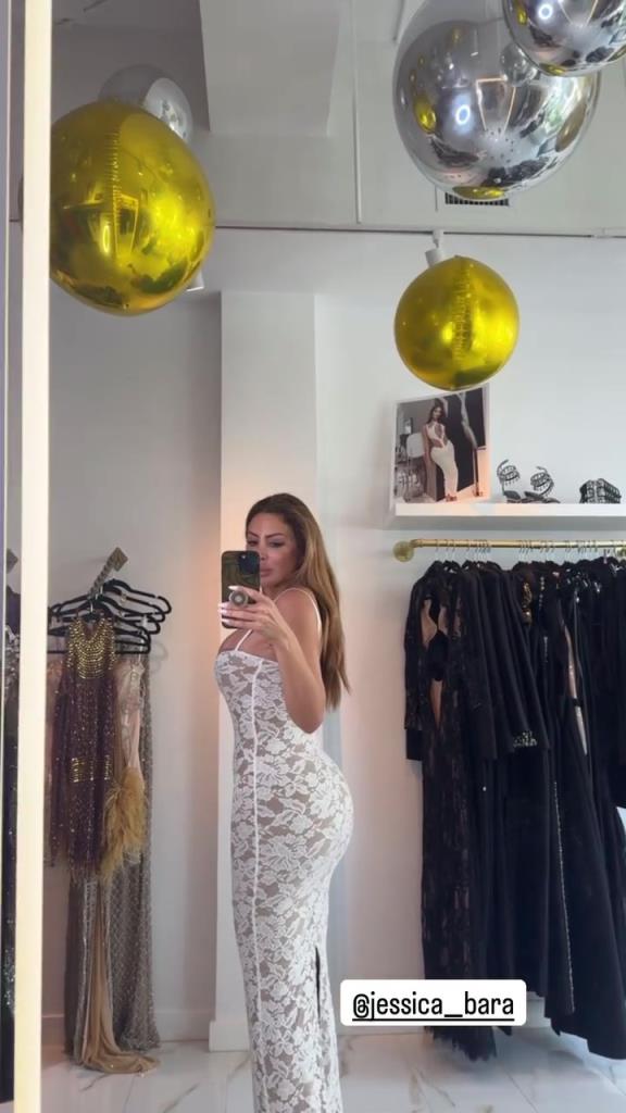 徐娘半老！皮蓬前妻穿吊帶裙自拍，這身材也太炸裂了！