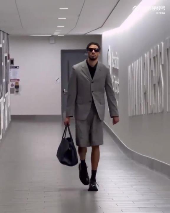 時(shí)尚潮男！哈利今日一身灰西裝短褲墨鏡搭配入場(chǎng) 腿真細(xì)！