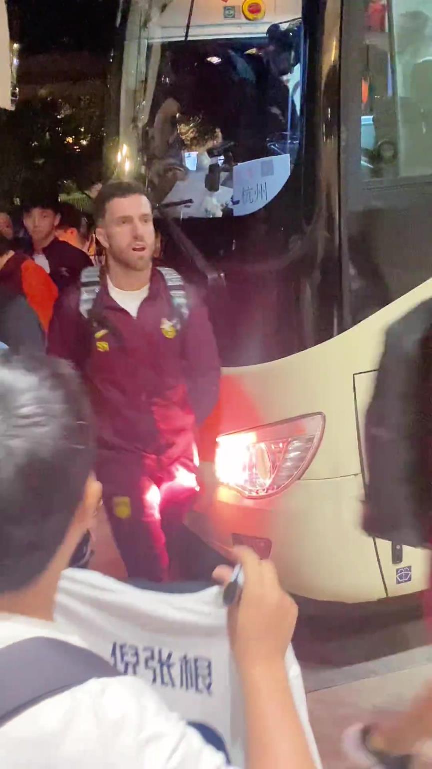 韋世豪嚇得箭步逃跑！國(guó)足深夜到酒店差點(diǎn)被摁在車頭不讓走