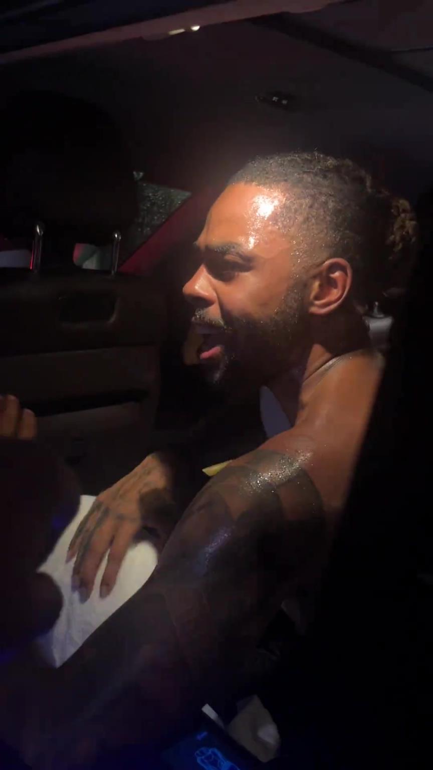 太熱情了！拉塞爾中國(guó)行坐車離開球迷們被團(tuán)團(tuán)圍住