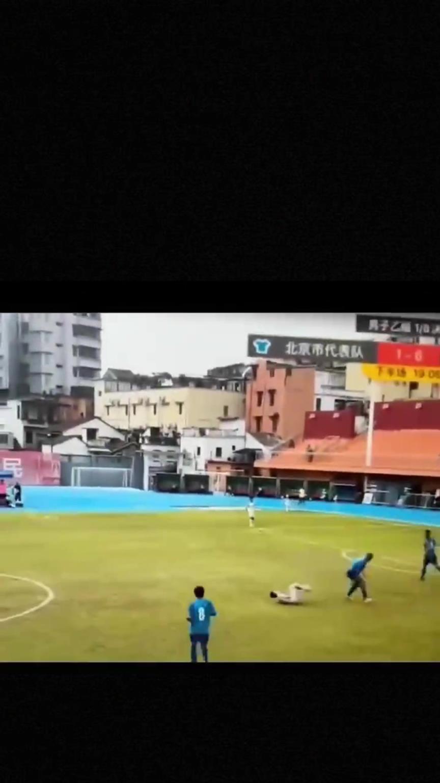 太可怕了！全運(yùn)會(huì)驚現(xiàn)殺人足球，球員將對(duì)手直接踢骨折