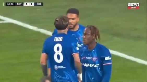 繼續(xù)干！恩佐進(jìn)球后給了詹姆斯一巴掌，兩人頂頭互相打氣