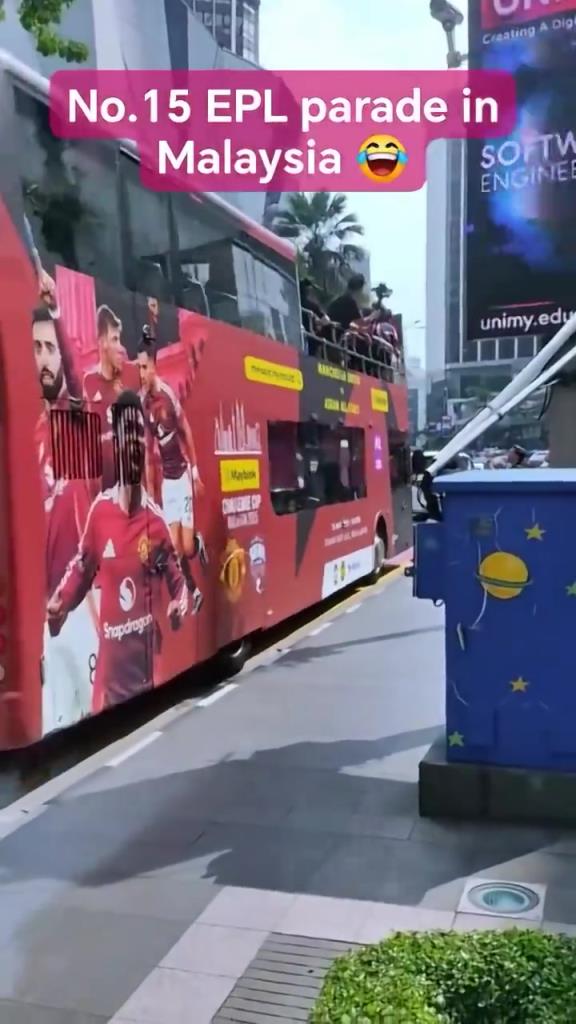 游街示眾？曼聯(lián)在馬來(lái)西亞街頭大巴游行，球迷笑噴