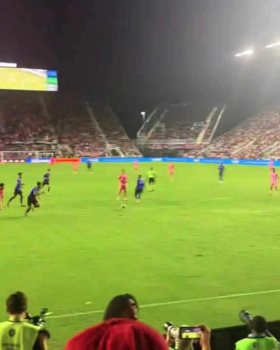 梅老板為了給蘇亞雷斯送個(gè)助攻，也是拼了啊