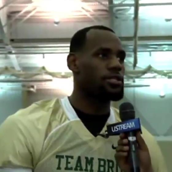 哥兩個還會這個啊？11年NBA停擺期間老詹和阿杜組隊玩橄欖球