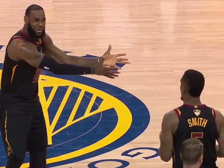 名場面！JR搶下關鍵籃板沒看表，老詹質問JR為何傳球