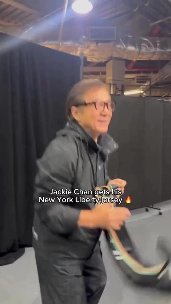 肌肉記憶！成龍這幾下空氣運(yùn)球像是進(jìn)了家具城