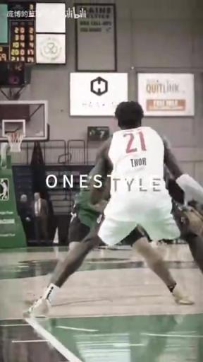 正統(tǒng)美式后衛(wèi)！JD戴維森炒菜后低手合球，對(duì)抗上籃打進(jìn)！