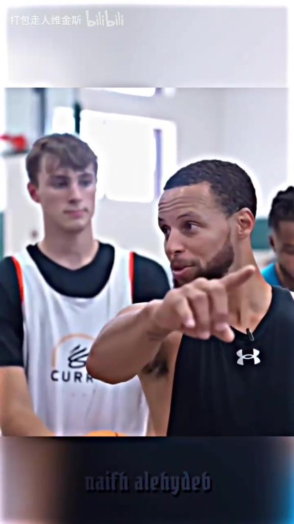 庫(kù)里：其實(shí)這個(gè)暴扣是我教的！當(dāng)弗拉格出現(xiàn)在庫(kù)里的訓(xùn)練營(yíng)！