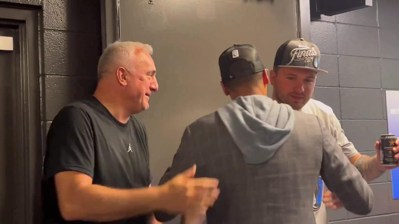 去年的今天，東契奇率隊(duì)殺入總決賽，賽后喝啤酒被芬利沒(méi)收