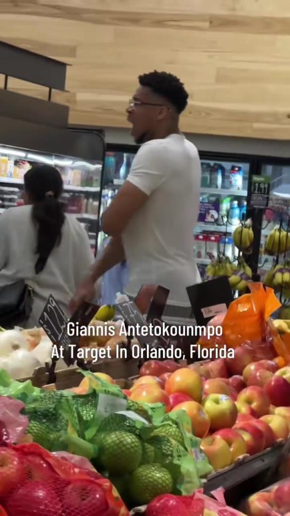 好男人啊！字母哥在奧蘭多度假 陪妻子一起逛超市