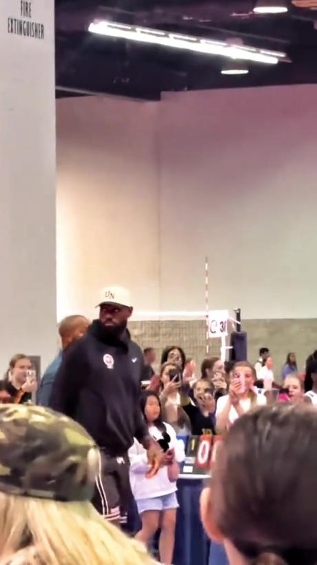 什么是巨星啊！詹姆斯現(xiàn)身排球場(chǎng)被小球迷包圍 這就是行走的流量