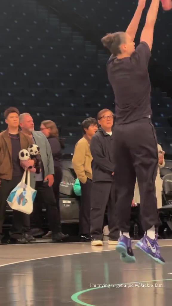 71歲成龍現(xiàn)身巴克萊中心看女籃比賽：她們投籃怎么那么準(zhǔn)?。?！