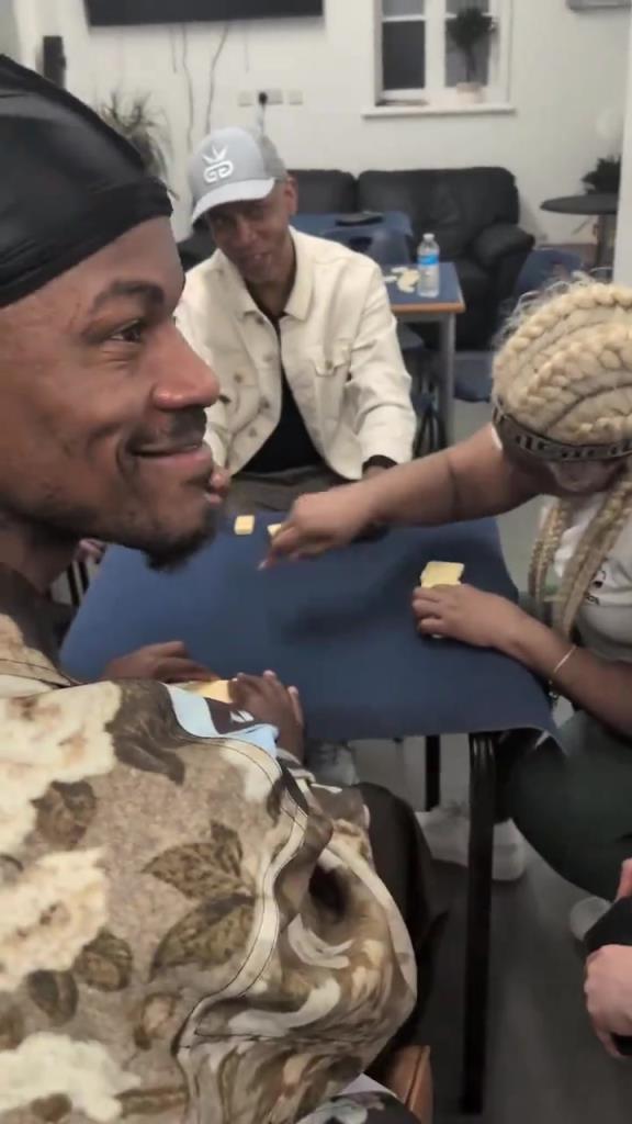 想找到巴特勒很簡(jiǎn)單，因?yàn)樗辉诨@球場(chǎng)，就在棋牌室